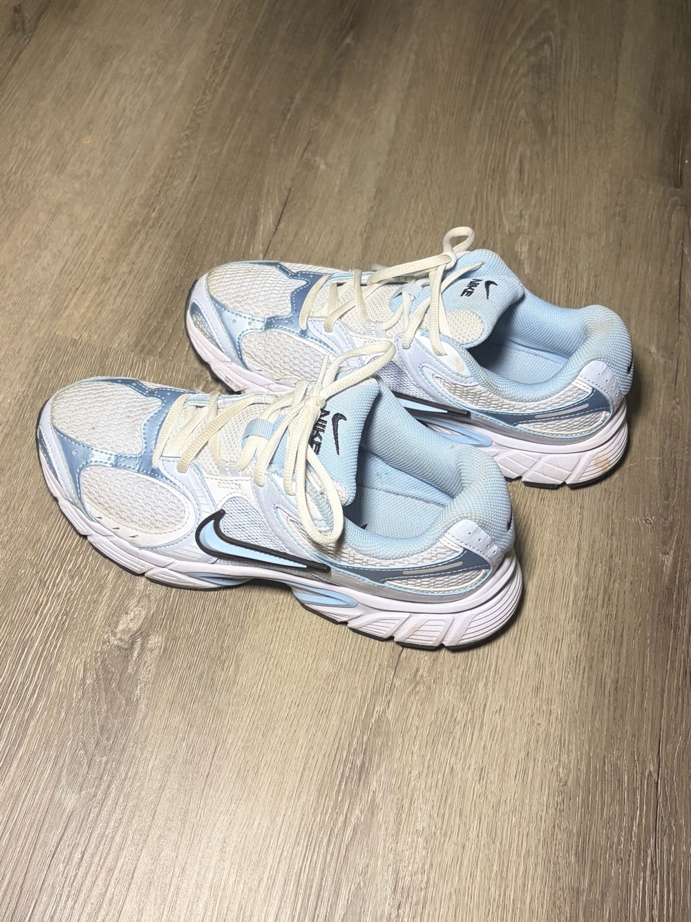 Women’s Nike V5 Runner Sneakers Size 10 Light Blue